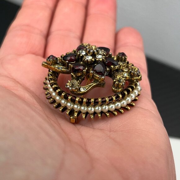 Vintage Gold Tone Round Brooch With Red & Clear Rhinestones Pearlized Stones - Picture 3 of 12